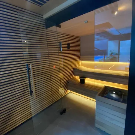 Boulevard Vistula Swimming Pool, Sauna, Gym & Parking Krakau